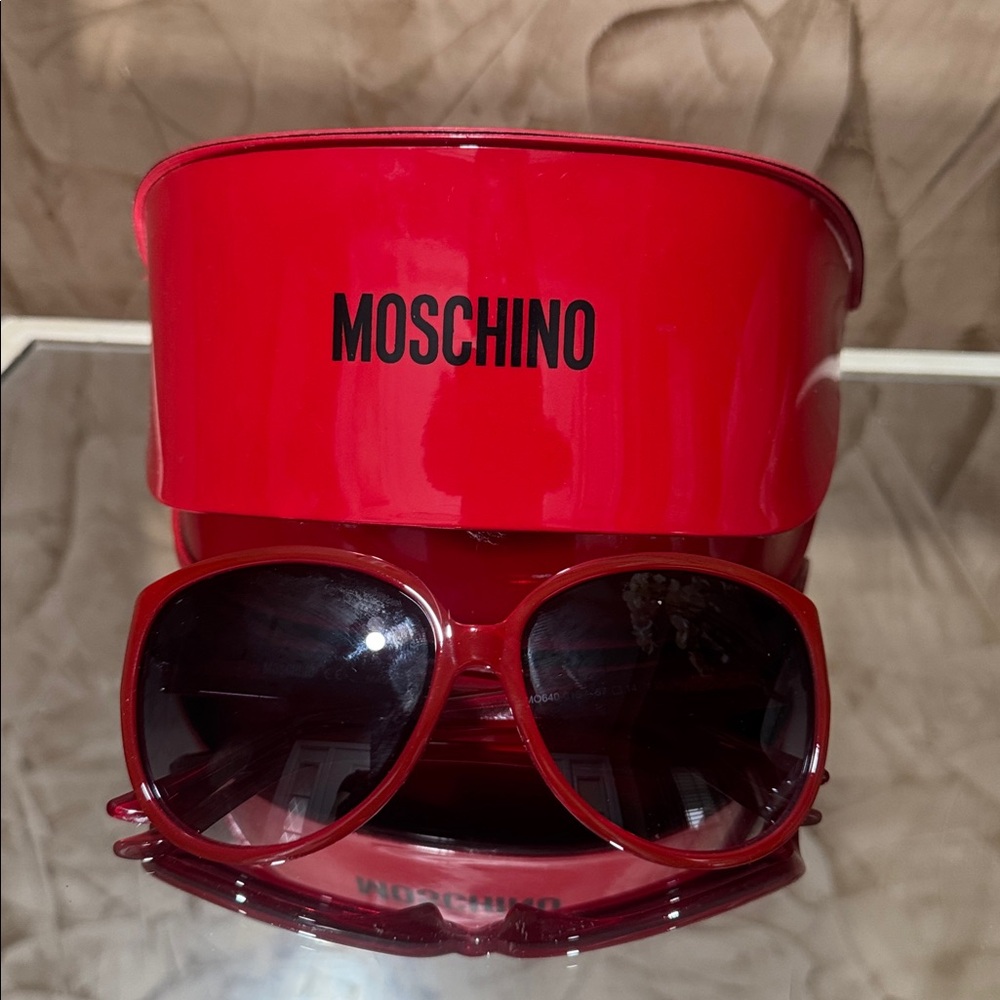 Moschino sunglasses 🕶️ & case